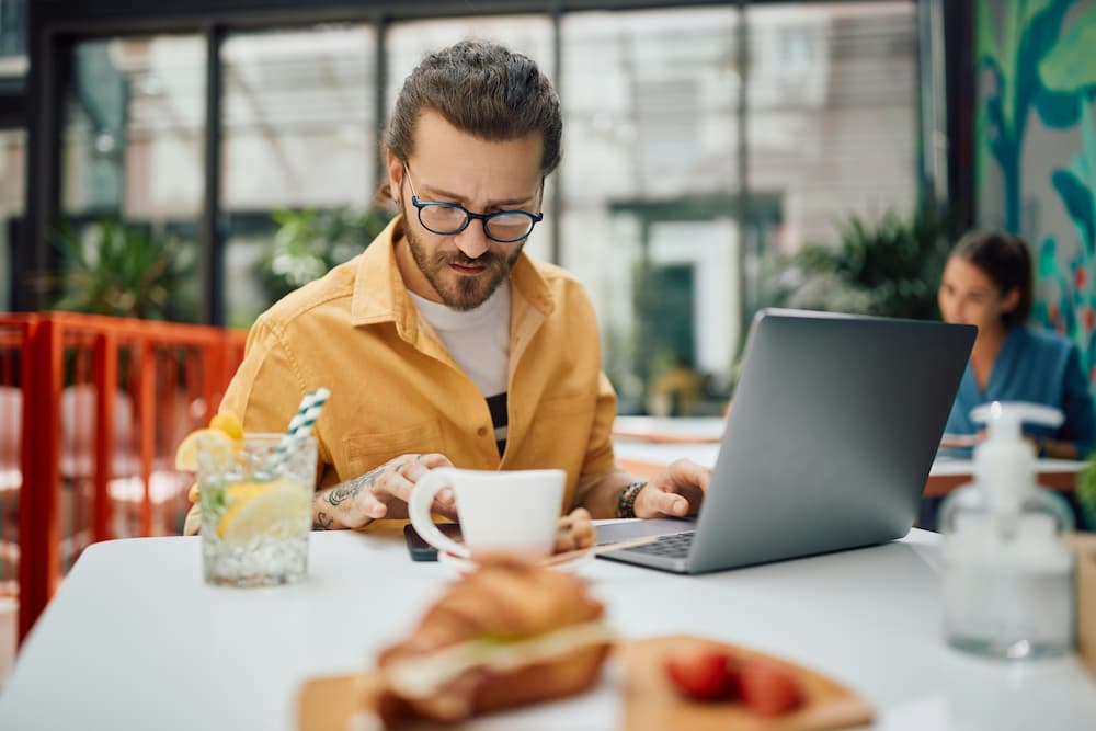 Profissional analisando exigências e normas para cozinha delivery