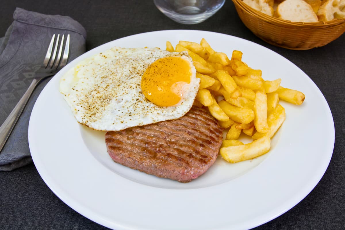 Plato de bistec a lo pobre con papas fritas y huevo frito: cómo vender más en Día del Bistec a lo Pobre.
