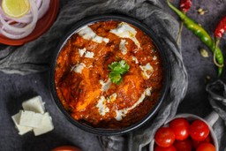 Delicioso Murgh Makhani: comida indiana com frango suculento em molho cremoso de tomate e especiarias indianas.