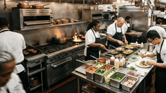 Esta imagem captura a energia e a organização de uma cozinha ghost kitchen.