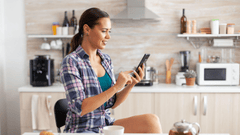 Esta imagen captura un momento cotidiano y moderno en un ambiente hogareño.