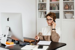 mujer trabajando en casa gestionando tu restaurante