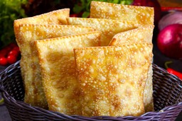 Pastéis crocantes em uma cesta, sugerindo a qualidade do produto e exemplificando o que precisa para montar uma pastelaria delivery.