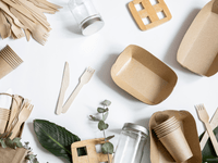 O conjunto destaca práticas ecológicas e o uso de materiais biodegradáveis e recicláveis, transmitindo uma estética natural e minimalista.