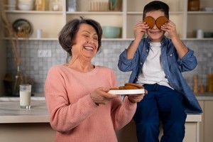 Abuela y niño compartiendo galletas caseras, una dulce idea para el menú para el Día de la Madre.