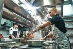 profissional trabalhando em cozinha de dark kitchen