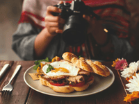 Esta fotografía presenta una propuesta gastronómica muy apetitosa, capturada en el momento en que alguien se dispone a fotografiarla con una cámara profesional.