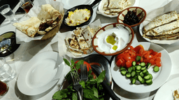 Mesa de pratos árabes