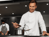 Chef de cozinha sorridente em uma dark kitchen especializada em delivery