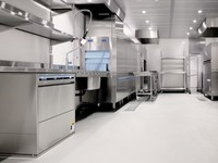 A imagem representa o modelo ideal de uma cozinha comercial eficiente, destacando os principais pilares da operação: organização, limpeza, fluidez no layout, equipamentos adequados e segurança.