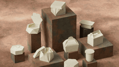 Conjunto de embalagens sustentáveis para delivery feitas de papel kraft ou material biodegradável.