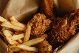 Frango frito com batata frita em embalagem de delivery, um dos pratos mais pedidos no delivery no Rio de Janeiro.