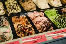 Diversos sabores de sorvete de massa expostos à venda.