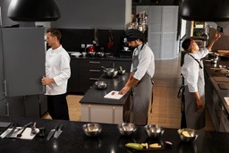 Equipe cozinhando em espaço moderno ideal para quem busca onde alugar uma dark kitchen no Rio de Janeiro.