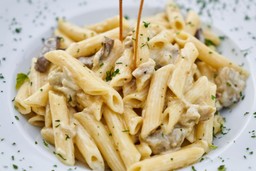 Pasta cremosa com cogumelos, um prato perfeito de comfort food.
