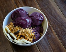 Tigela de açaí com granola e banana, perfeita para um lanche saudável