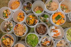 Baldes de compostagem com restos de alimentos, incluindo cascas de frutas e vegetais