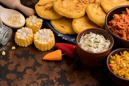 Arepas com recheios e ingredientes típicos podem otimizar a produção de alimentos para festa junina de forma prática e saborosa.