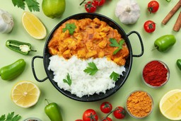 Comida indiana: saboreie o Frango Lasooni Tikka, marinado em especiarias aromáticas e grelhado, servido com arroz e legumes.