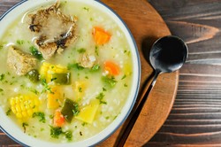 Caldo de pollo, con vegetales coloridos y especias aromáticas