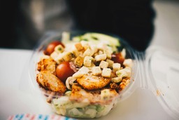 Salada fitness com frango grelhado, tomate cereja e croutons, simbolizando como fazer marmita fitness para vender.