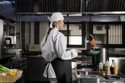 Chef profissional cozinhando em uma cozinha industrial, ideal para conteúdo sobre onde alugar uma dark kitchen em São Paulo.