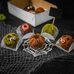 Brigadeiros coloridos e decorados para Halloween