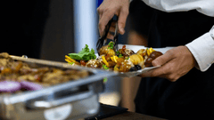 Esta imagem captura um momento de serviço em um buffet.