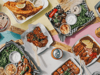 La imagen muestra una variedad de platos de comida para llevar presentados en recipientes de cartón o plástico sobre una mesa colorida.