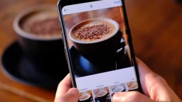 Delivery pelo instagram de uma cafeteria tirando foto de um capuccino