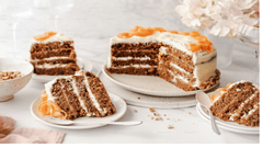 imagem mostra uma torta de nozes fatiada