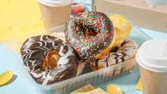 
Esta imagem apresenta uma composição vibrante e apetitosa de donuts gourmet