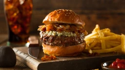 Foto produzida e apetitosa de um hamburguer com fritas