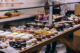 Mesa de doces variados com diferentes coberturas e sabores, exemplificando a diferença entre catering e buffet em eventos.