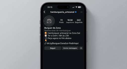 Imagem simulando a seção de biografia de um perfil no Instagram para restaurante, com destaque para texto em formato de bio contendo “Hambúrguer artesanal na Zona Sul”, horários de funcionamento e chamada para ação “Peça agora no link abaixo”, apresentada em interface mobile minimalista e estilo de captura de tela real do aplicativo.