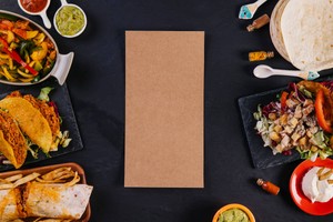 Deliciosa comida mexicana rodeando un menú para el Día de la Madre, ideal para celebrar con sabor y alegría.