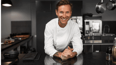 imagen muestra a un chef profesional en una cocina moderna.