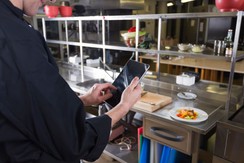 Cozinheiro busca em tablet Aplicativos para Traçar Rotas de Entrega Grátis