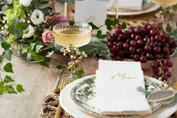 Decoração elegante de mesa com menu personalizado, ideal para um catering para casamento requintado e memorável.