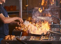 Hombre con estufas industriales para comidas rapidas 