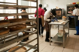 Equipe de confeitaria trabalhando e lidando com erros comuns em cozinhas compartilhadas durante a produção de massas.
