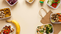 O Gemini disse Esta imagen muestra una selección de comida preparada para llevar o para entrega a domicilio, organizada en varios recipientes de plástico transparente sobre un fondo de color beige claro.