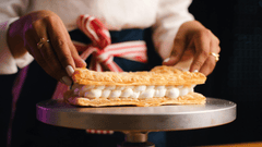 Chef de cozinha dark kitchen preparando uma bela sobremesa