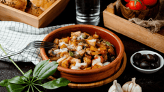 imagen muestra una escena gastronómica rústica y apetitosa