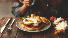 Esta imagen captura la esencia de la fotografía gastronómica profesional y el cuidado en la presentación de los platos.