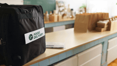 Imagem descreve uma cozinha com estrutura para delivery