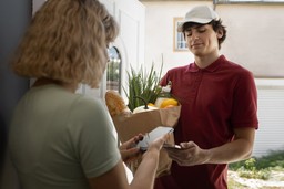 Entrega personalizada de compras, ilustrando a retenção de clientes por meio de serviços convenientes e atenciosos.