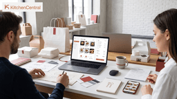 Equipo creando la identidad visual de una marca gastronómica con computadora, empaques de delivery y materiales de branding, representando el crecimiento digital de un restaurante.