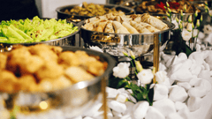 Esta imagen presenta un primer plano de un servicio de buffet de alta calidad, destacando por una presentación sumamente cuidada y artística.