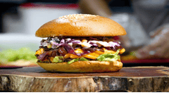 imagem mostra um hamburguer apetitoso